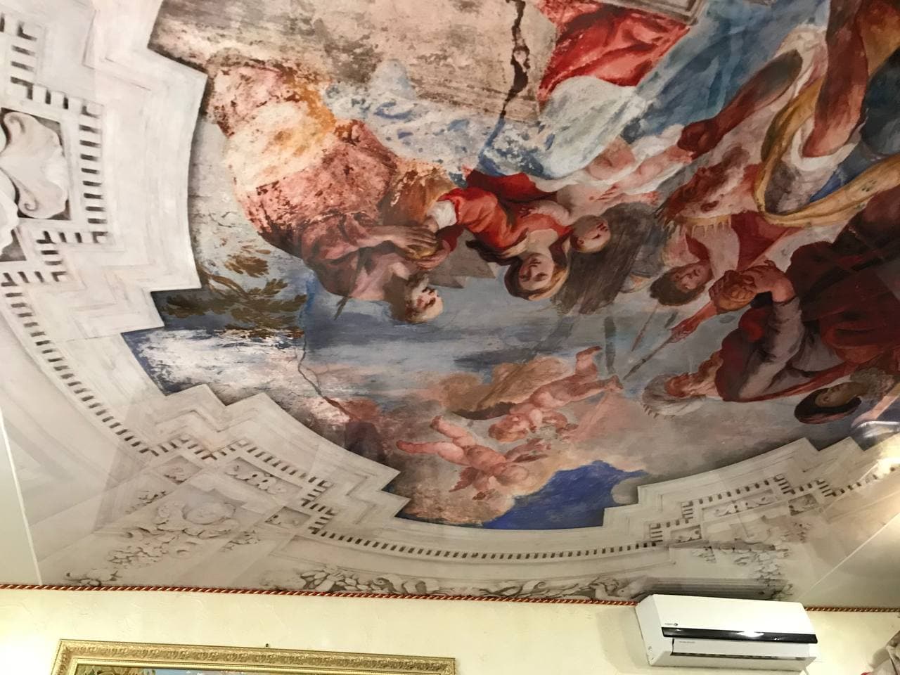 Tavan extensibil cu frescă barocă în spațiu comercial
