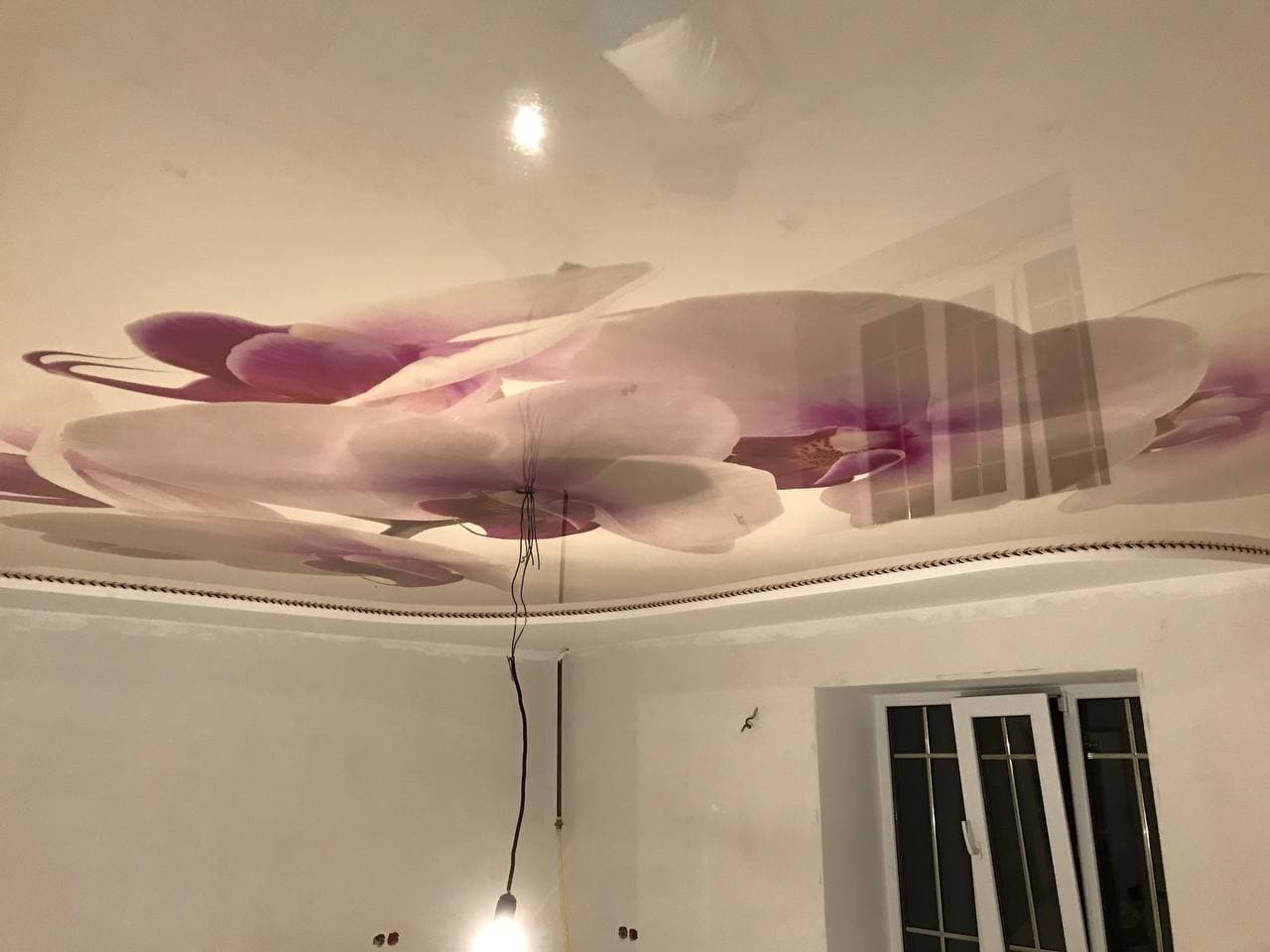 Tavan extensibil cu orhidee — lucrare finalizată