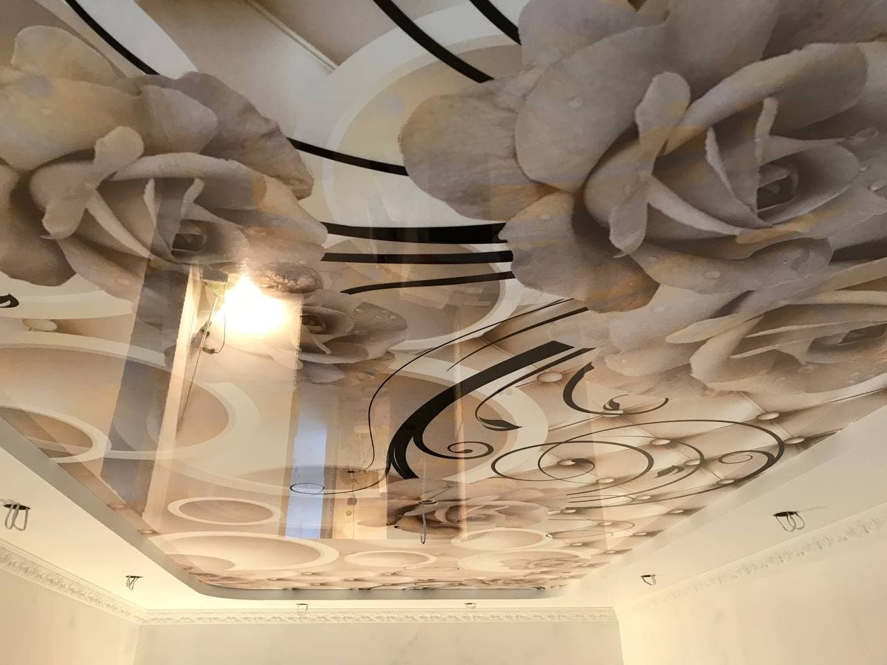 Tavan extensibil glossy cu design artistic de trandafiri