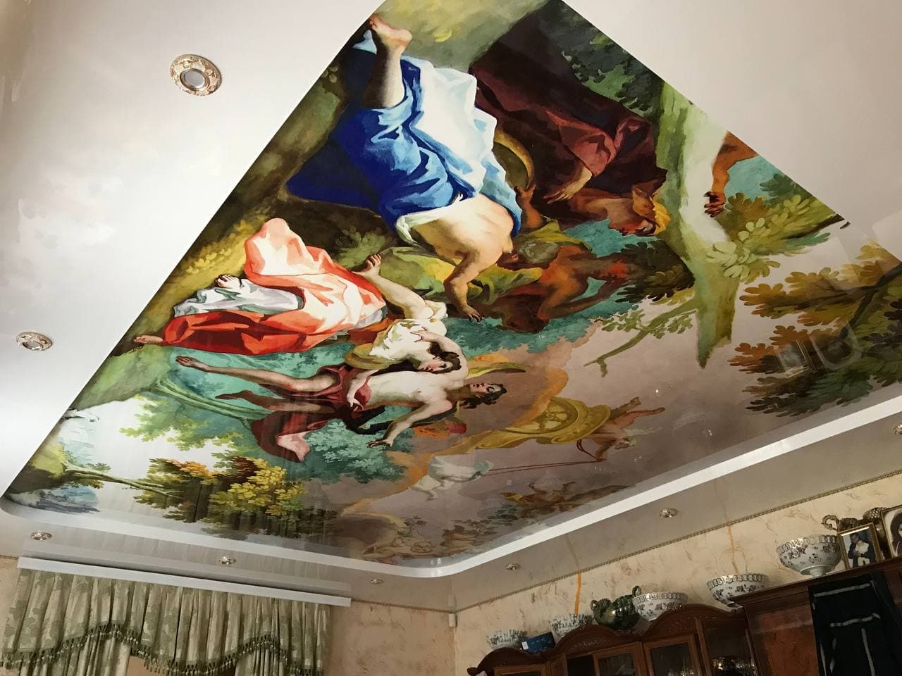 Tavan extensibil cu print orhidee într-o cameră modernă